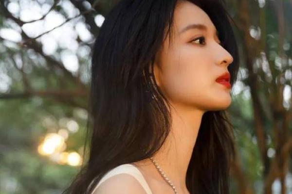 痣中的秘密：揭开美女脸蛋的神秘符号