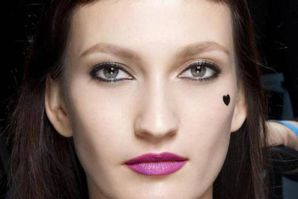 左脸魅力，右痣添一抹风情